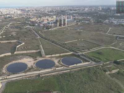Stanic � Invece andando verso il centro via Bruno Buozzi costeggia il muro perimetrale dell�ex Stanic, che oggi racchiude un�area di 500mila metri quadrati non accessibile ai baresi. Verso la fine della strada, all�altezza dell�ex centrale dell�Enel (anch�essa dismessa), trovano spazio alcuni caseggiati, tra cui le palazzine che furono abitate dai primi operai della Stanic (all'epoca "Anic") negli anni 30